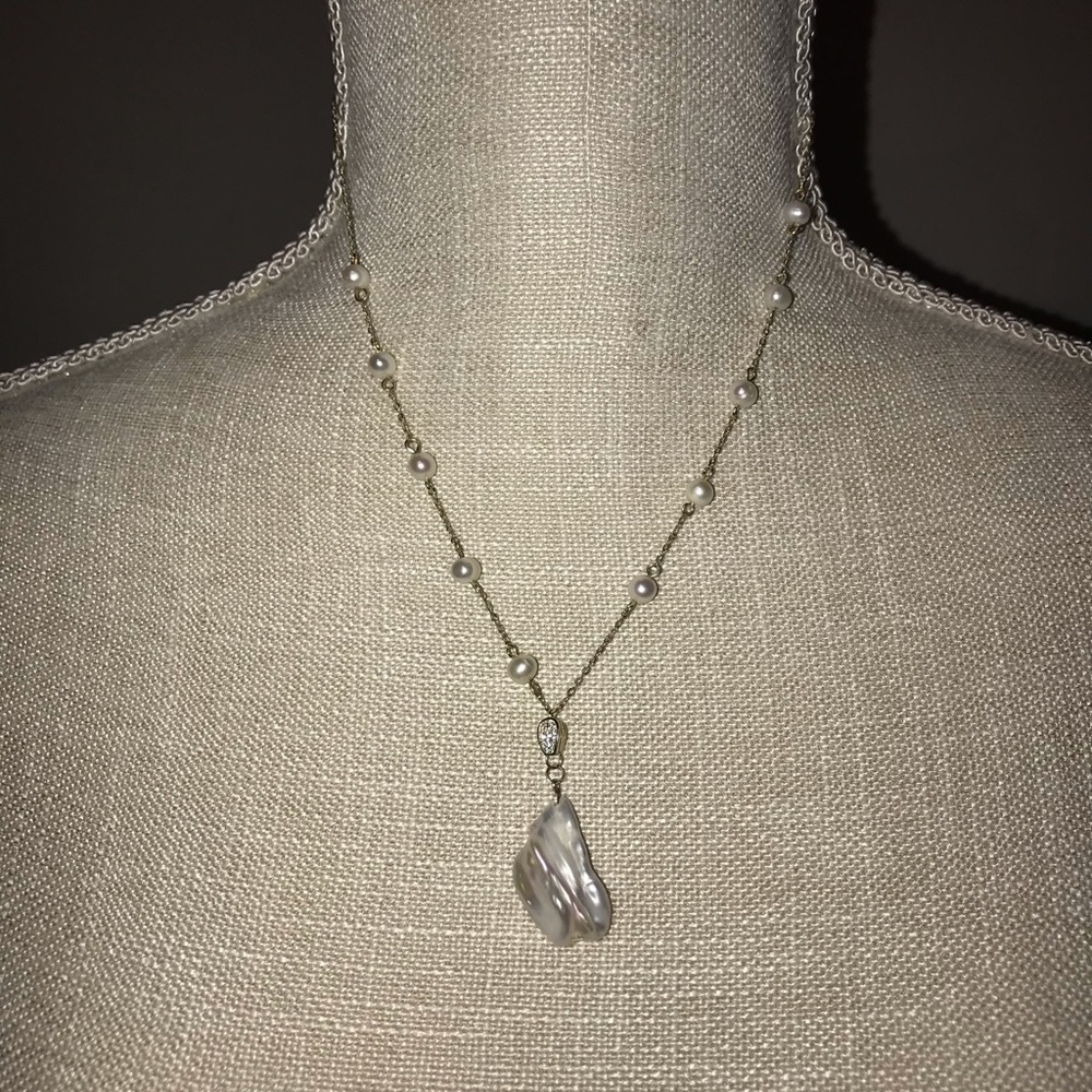 Delicate pearl statement necklace